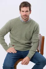 Buzo tejido de lana con escote redondo a la base, de manga larga y calce clásico.