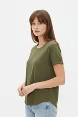 Remera de manga corta color blanco con cuello redondo y dobladillo redondeado.