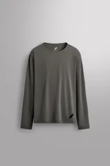 Camiseta de entrenamiento regular fit color gris oscuro, confeccionada en tejido técnico ligero y elástico con estructura. Cuenta con cuello redondo, manga larga y logo estampado en el bajo.