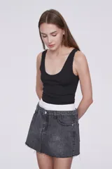 Musculosa negra de bretel ancho, corte ajustado, con detalles de encaje en el escote redondo.