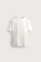Camiseta blanca de corte regular fit, con cuello redondo y mangas cortas, perteneciente a la colección Origins.