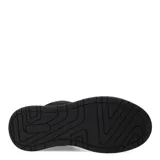 Championes urbanos de estilo skate, color verde oliva, confeccionados en gamuza con detalles en tela técnica. Presentan una suela de goma robusta en tono caramelo y cordones al tono.