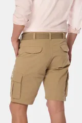 Bermuda cargo gris con cinturón, confeccionada en tejido de algodón con elasticidad, con bolsillos laterales y detalles en bolsillos traseros con solapa.