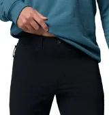Pantalón largo Columbia modelo Roc Tech 5 Pant, color negro, de corte recto y diseño funcional con bolsillos y tecnología repelente al agua.