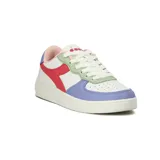 Championes urbanos de mujer Diadora Spitfire, con base blanca y detalles de color en rojo, verde menta y lila. Presentan un diseño de caña baja con cordones blancos y suela gruesa.