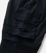 Pantalón cargo negro de corte recto con bolsillos laterales tipo cargo. Presenta cintura elástica con cordón de ajuste y sistema de tiradores en la parte inferior para regular el largo, permitiendo convertirlo en bermuda.