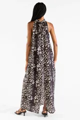 Vestido largo con cuello halter y estampado animal print combinando patrones de leopardo y cebra en tonos negro y crudo. Presenta diseño sin mangas y caída fluida.