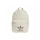 Mochila Adidas Adicolor color blanco marfil (wonder white) con el logo del Trifolio y la inscripción de la marca en color marrón en el bolsillo frontal. Cuenta con un compartimento principal con cierre, un bolsillo delantero con cierre y asa de mano superior.