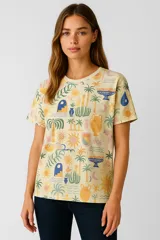 Remera de manga corta color crema con estampado de motivos veraniegos en tonos pastel.