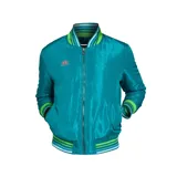 Campera reversible Umbro color turquesa con cuello, puños y dobladillo a rayas verdes, azules y blancas. Tiene cierre frontal y logo bordado en el pecho.