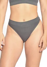 Bombacha colaless gris de tejido acanalado, con bordes de pierna ribeteados y cintura suave que se adapta sin marcar la silueta.