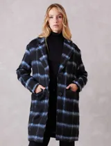 Tapado símil mohair, marca Dictionary, con estampado a cuadros en negro y azul. Tiene cuello con solapa, cierre frontal con botones y bolsillos delanteros. Incluye forro interno a tono.