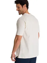 Remera de algodón color beige con cuello redondo y manga corta. Presenta un estampado gráfico en el pecho con la leyenda A TRACTOR COMPANY y la ilustración de un tractor de oruga.