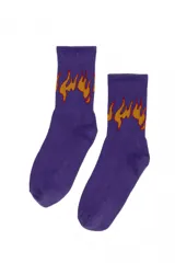 Medias de caña media color violeta con estampado de llamas en tonos naranja y rojo.