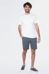 Bermuda clásica color beige con bolsillos laterales y traseros, confeccionada en algodón con spandex.