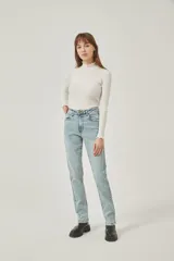 Pantalon jean de corte recto, con tiro medio, bolsillos laterales y traseros, en tono azul claro lavado.