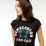 Camiseta corta negra con estampado frontal de flor azul y texto "Demogorgon Fan Club" en blanco.