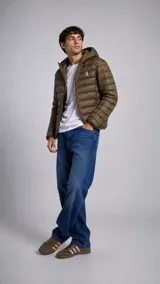 Campera puffer con capucha, diseño acolchado horizontal, cierre frontal y logo bordado en el pecho.