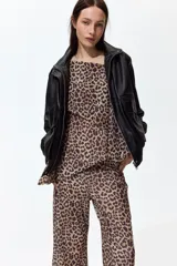 Pantalón de corte holgado en malla transparente, con estampado de leopardo, cintura elástica y piernas rectas.