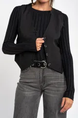 Chaleco negro con escote en V y cierre frontal con botones.