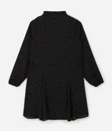 Vestido corto tipo chemise de poliéster con estampado de lunares, cuello camisero con botones frontales, mangas largas con puños elásticos y lazo ajustable en la cintura.