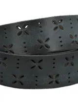 Cinturón de cuero color gris oscuro con diseño de perforaciones florales y puntos a lo largo de toda la tira. Cuenta con hebilla metálica en tono plata envejecida y presilla con el logo de la marca grabado.