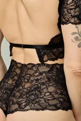 Conjunto de lencería negro compuesto por un bralette de lycra y microtul con detalles de encaje en escote, bajo busto y mangas cortas, y una bombacha hipster de tiro alto confeccionada íntegramente en encaje.