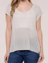 Blusa negra de tejido de punto fino con hilos de lúrex brillante, escote redondo amplio, mangas cortas con hombros caídos y silueta semi holgada.