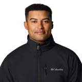 Chaqueta softshell negra con cierre frontal completo, cuello alto con protector de mentón, bolsillo vertical con cierre en el pecho y bolsillos laterales con cierre. Cuenta con puños ajustables y tecnología resistente al agua y al viento.