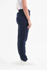 Pantalón deportivo de corte recto color azul marino, con cintura elástica ajustable mediante cordón y bolsillos laterales.