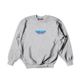 Buzo de cuello redondo color gris melange, con estampa frontal pequeña en tonos azul y fucsia que incluye el logo de la marca.