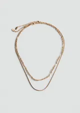 Collar doble dorado compuesto por una cadena fina tipo snake y otra cadena de eslabones entrelazados.
