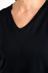 Remera negra de manga corta con escote en V y calce al cuerpo.