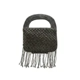 Cartera de mano bordada artesanalmente con mostacillas grises y plateadas, con diseño texturizado, asa superior integrada y flecos largos colgantes en la parte inferior.