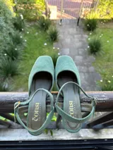 Zapatos de tacón Consi modelo Bal 2.0 de gamuza natural color verde, con punta cuadrada y tira ajustable al tobillo.