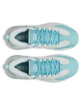 Championes de básquetbol Under Armour Curry 3Z 25 SDE, con diseño en tonos blanco y celeste. Presentan una combinación de cuero y malla transpirable en la parte superior, entresuela con tecnología Charged Cushioning para mayor amortiguación y suela de goma con patrón de tracción anatómico.