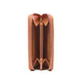 Billetera Extra Large modelo Joan de diseño rectangular, combinando cuerpo con textura tramada tipo sintética y detalles en material sintético tostado. Cuenta con cierre perimetral y aplique frontal con el logo de la marca grabado.