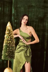 Vestido largo verde con escote asimétrico de un solo hombro, corte al cuerpo y tajo frontal con detalle de lazo drapeado en la cintura.