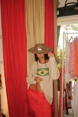 Sweater oversize gris oscuro con bandera de Brasil bordada en el frente. Tiene cuello redondo, hombros caídos y un calce suelto.