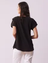 Blusa negra de gasa con cuello a la base y mangas cortas con presilla y botón.