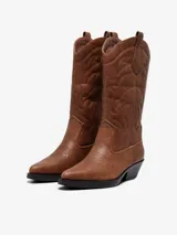 Botas de caña alta estilo cowboy en color marrón, confeccionadas en material sintético con acabado efecto cuero. Presentan costuras decorativas en el cuerpo de la bota, punta fina y taco bajo cuadrado.