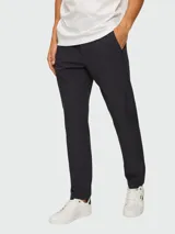 Pantalón de vestir gris oscuro, de corte slim fit, con bolsillos laterales y traseros. Cierre con cremallera y botón.