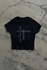 Remera negra ajustada de manga corta con estampado gráfico frontal en tonos grises que incluye la inscripción "Afterglow" y motivos tipográficos.