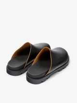 Zuecos negros de cuero vacuno con suela track.