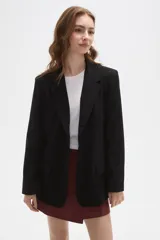 Blazer negro de corte clásico con cuello solapa, cierre frontal con botones y bolsillos laterales con solapa.