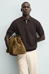 Polo de punto de algodón con corte regular, cuello solapa y cierre frontal de cremallera. Presenta manga corta y acabados en rib.