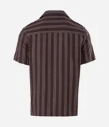 Camisa de manga corta con cuello solapa y cierre frontal de botones. Presenta un diseño de rayas verticales con textura jacquard en tonos marrones.