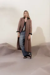 Tapado largo color blanco, de lino y algodón, con cuello en V abierto y sin cierre.