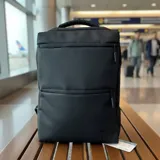 Mochila de viaje color negro con diseño funcional, compartimento para laptop y puerto USB integrado. Fabricada en material resistente al agua, cuenta con múltiples bolsillos internos y externos, y diseño antirrobo.