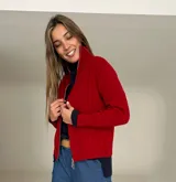 Campera de punto tejido con diseño de ochos, color rojo, con cierre frontal completo y cuello alto.